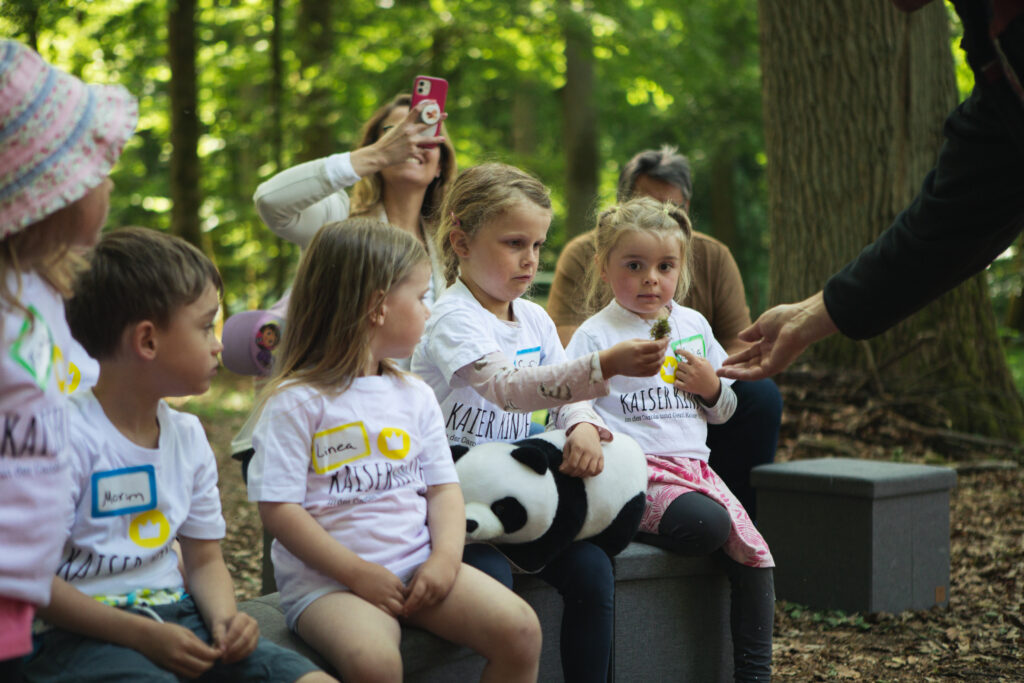 Kinder beim Lesenachmittag